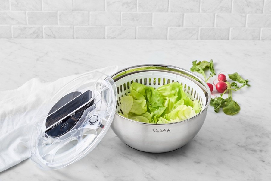 Salad spinner: product in use.